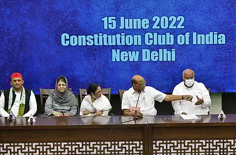 ममतांच्या बैठकीत १६ पक्षांचा सहभाग, राष्ट्रपतीपदासाठी गोपाल गांधी, फारुख अब्दुल्लांच्या नावांचा प्रस्ताव