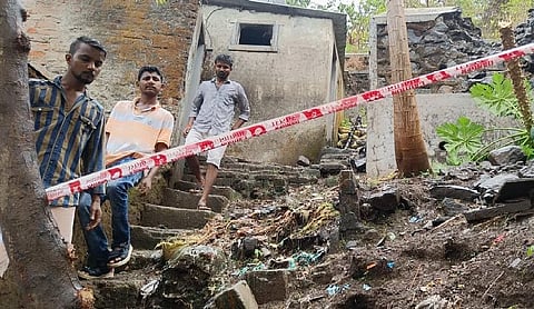 पहिल्याच पावसात मुंबईत झोपड्यांवर कोसळली दरड