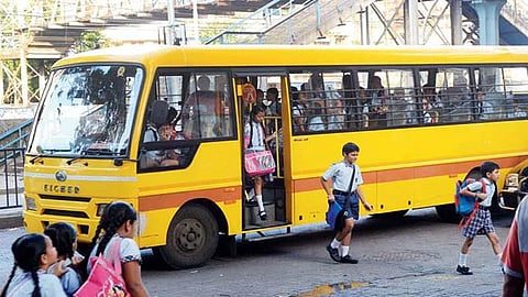 शाळेच्या पहिल्याच दिवशी पालकांना झटका,स्कूलबसच्या भाड्यात केली वाढ