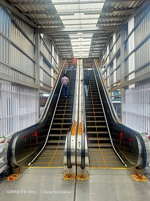 रेल्वे स्थानकावर मार्च २०२३ पर्यंत नव्या सरकत्या जिन्यांची भर पडणार