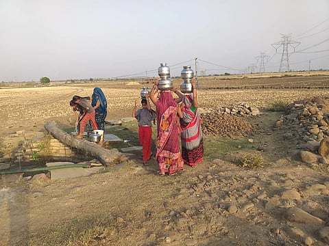 आदिवासी दुहेरी संकटात,एकीकडे पेरणीचे संकट तर दुसरीकडे पाणी टंचाईची समस्या