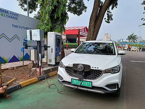 इलेक्ट्रिक वाहनांचा पालिकेला विसर, २९९ सीएनजी गाड्या भाडेतत्वावर घेणार