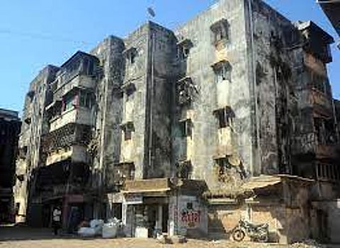 अतिधोकादायक इमारतीवर पालिकेची कारवाई म्हणाले...