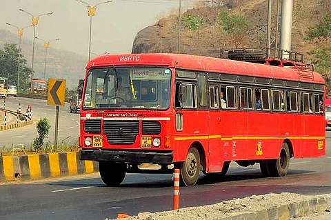 एसटी बस नियम उल्लंघन,बस थांबे टाळून थेट उड्डाणपुलावर एसटी