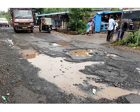मुरुड तालुक्यात सार्वजनिक बांधकाम खात्याच्या अंतर्गत असणाऱ्या रस्त्यांची बिकट स्थिती