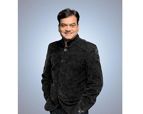 धर्मवीर चित्रपटाचे निर्माते मंगेश देसाई यांच्या गाडीला अपघात