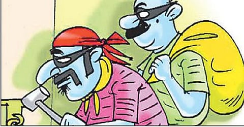 अर्पिता खानच्या घरी चोरी करणार्यास अटक