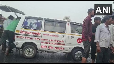 धुवाधार पावसात आठ प्रवाशांसह स्कॉर्पिओ गेली वाहून