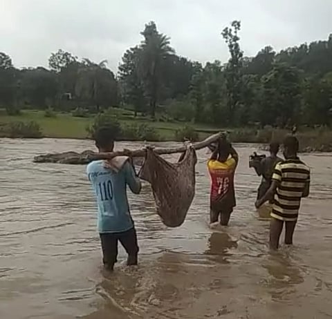 देश स्वातंत्र्याचा अमृत महोत्सव साजरा करत असताना; ग्रामीण भागातील रुग्णांना रस्त्या अभावी आहे डोलीचा आधार