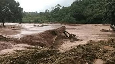 संततधार पावसामुळे रुंदे नदीचा पूल पाण्याखाली