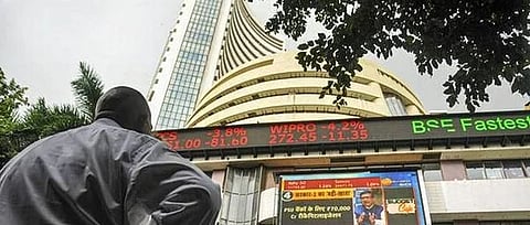 भारतीय शेअर बाजारातील घसरगुंडी सुरुच,सेन्सेक्समध्ये ३७२ अंकांनी झाली घट
