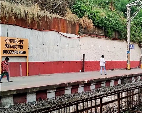 हार्बर मार्गावरील डॉकयार्ड स्थानकाच्या असुरक्षेतेला जबाबदार कोण ?