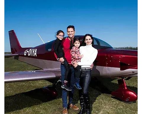 लंडनमधील एका भारतीयाने लॉकडाऊनमध्ये
बनवले घरीच विमान