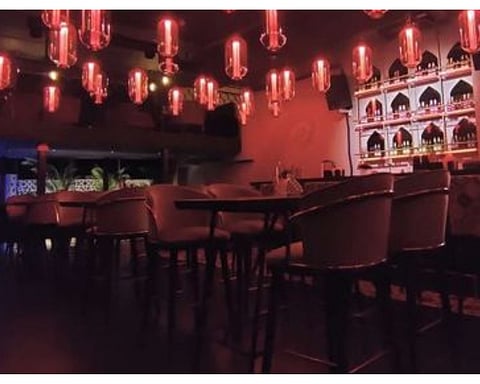 अरेबियन नाईट पबवर पोलीसांचा छापा; नशा करण्यासाठी जमलेले ६५ जण ताब्यात