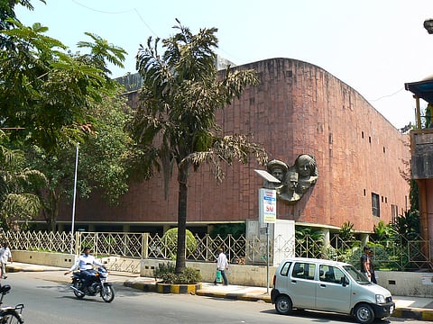 गडकरीच्या दुरुस्तीसाठी सात वर्षांत ११ कोटी ; ४० वर्षांपूर्वीच्या गडकरी रंगायतन नाट्यगृहाची धोकादायक वास्तूकडे वाटचाल