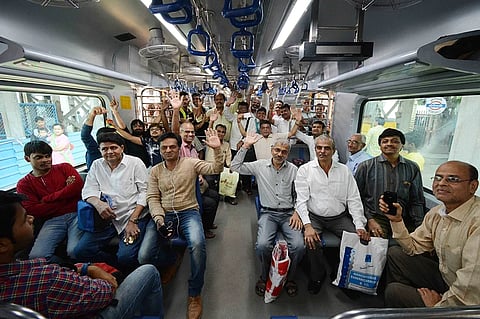 पावसाळ्यात एसी लोकल प्रवास जोरात,तिकीट आणि पासच्या विक्रीत वाढ