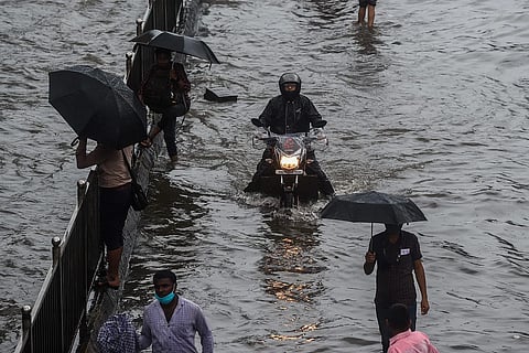 पावसाने मुंबईला पुन्हा झोडपले, सखल भागात पाणी साचले