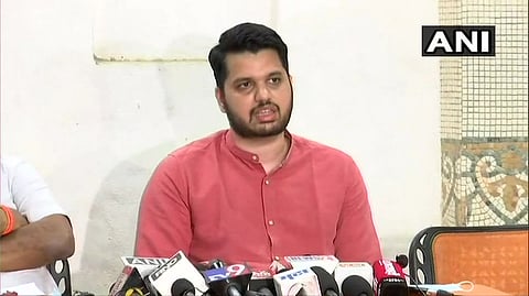 वरुण सरदेसाई
