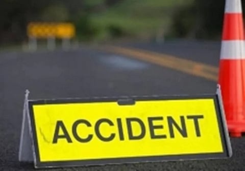 Thane : घोडबंदर रोडवर दुचाकीने खांबाला दिलेल्या घडकेत 30 वर्षीय तरुण ठार ; दुचाकी देखील जळून खाक