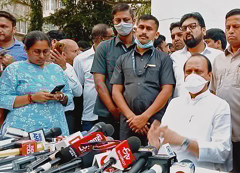 मुंबईत राहून उंटावरून शेळ्या हाकण्यापेक्षा शेताच्या बांधावर येऊन पाहणी केली तर...