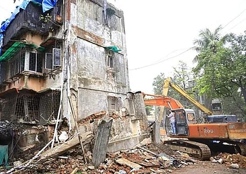 १०० वर्षे जुनी अतिधोकादायक इमारतीवर कारवाई सुरू