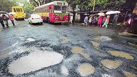 मुंबईच्या रस्त्यांवर खड्ड्यांचे साम्राज्य, रस्त्यांवर १४८ खड्डे पडल्याच्या तक्रारी