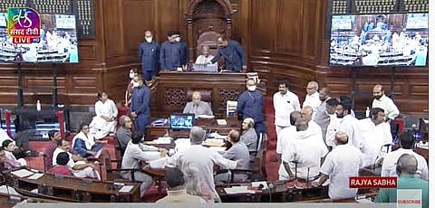 राज्यसभेतही विरोधी पक्षांचे १९ खासदार निलंबित ; एका आठवड्यासाठी निलंबन