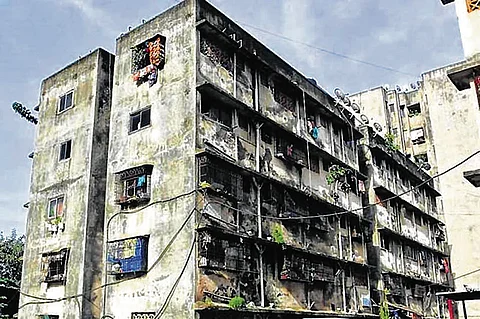 अनधिकृत इमारतींत राहणारे नागरिक भीतीच्या सावटाखाली