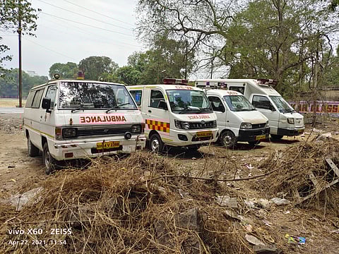 रेल्वेच्या जागेत अनधिकृत पार्किंग करणाऱ्या रुग्णवाहिका जप्त
