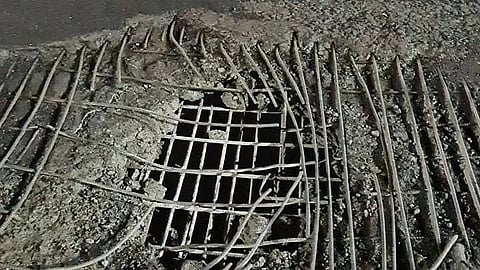 मुंब्रा बायपास रस्त्यावर पुन्हा एकदा पडले मोठे भगदाड