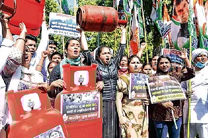 गॅस सिलिंडरच्या दरवाढीविरोधात युवक काँग्रेसची कल्याणमध्ये बॅनरबाजी