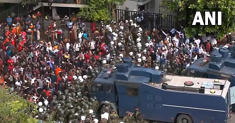 श्रीलंकेत आणीबाणी जाहीर, पोलीस आणि आंदोलकांमध्ये हिंसक चकमकी सुरु