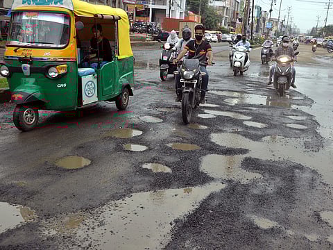 ठाण्यातील खड्डेपुराण सुरुच; उड्डाणपुलांवर वाहनांच्या मोठ्या रांगा लागल्या