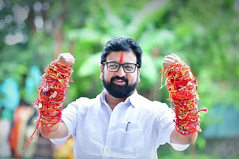 अनोखे रक्षाबंधन : जुन्नरचे आमदार अतुल बेनके यांना बांधल्या चक्क ७५०० बहिणींनी राख्या