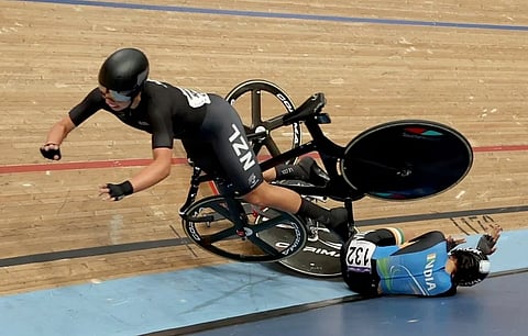 भारतीय सायकलपटूच्या अंगावरून गेली प्रतिस्पर्धीची सायकल