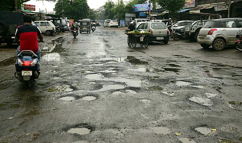 रस्त्यांवर मूलभूत सुविधा पुरवा