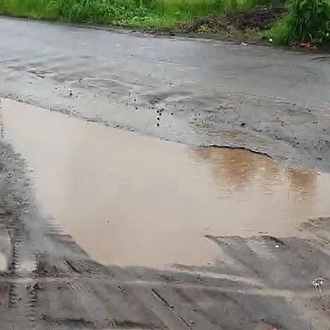 बदलापूरच्या उड्डाणपुलावरील मुख्य रस्त्यावर खड्ड्यांचे साम्राज्य