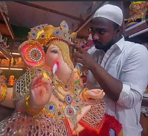 धारावीतील अमीर शेख इकोफ्रेंडली मूर्ती तयार करण्यात व्यस्त