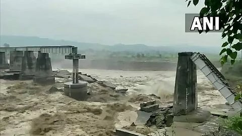 हिमाचल प्रदेशात ढगफुटी; १९ जणांचा बळी