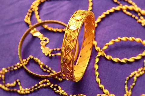 आयुक्तालयासमोरच महिलेचे दागिने लुटले