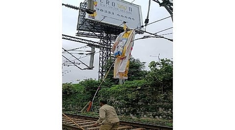 मशीद बंदर स्थानकादरम्यान बॅनर पडून रेल्वेसेवा विस्कळीत