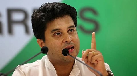 हवाई भाड्यावरील मर्यादा हटविण्याचा आढावा घेणार,एटीएफ किमतींवर आधारित दर शक्य - सिंधिया