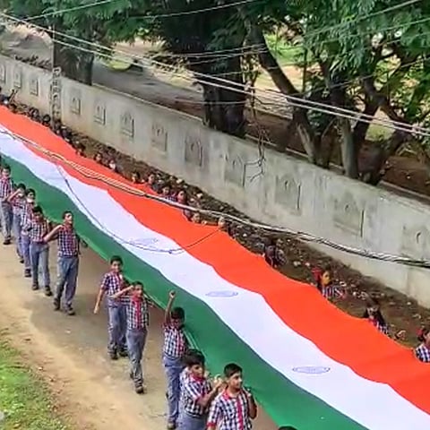 ७५ मीटर लांबीचा झेंडा फडकवून विश्वविक्रम