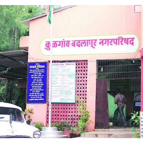 अखेर कुळगाव-बदलापूर नगरपरिषदेने तातडीने भरले खड्डे
