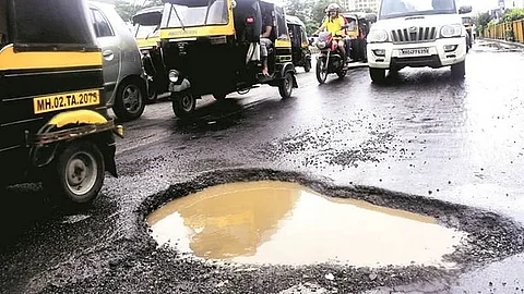 दिवसा खड्डे बघा, रात्री बुजवा‘