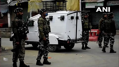 काश्मीरमध्ये पंडितांवर हल्ला:शोपियांत सफरचंदाच्या बागेत काम करणाऱ्या 2 पंडितांवर अतिरेक्यांचा गोळीबार