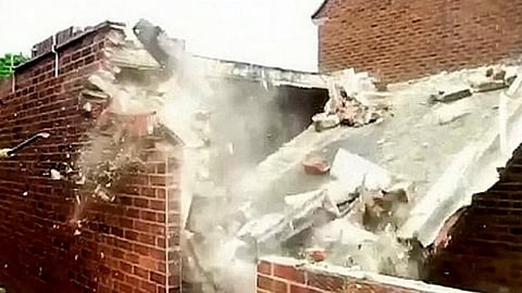 घाटकोपर पंतनगर येथील संरक्षक भिंत कोसळली