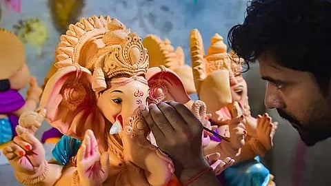 पर्यावरणपूरक गणेशोत्सवाचा सूर मंदावला; पीओपी मूर्ती, रासायनिक रंग आणि खर्चाचा परिणाम, उत्सवाला ग्रहण झगमगाटाचे
