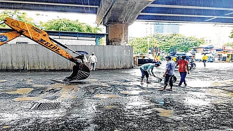 दोन वर्षात रस्त्यांचे काँक्रिटीकरण अशक्यच
मुंबईत ७८७ रस्तेकामांचा पत्ताच नाही; कंत्राटदाराची पाठ ९१० रस्तेकामांपैकी १० महिन्यात फक्त १२३ कामे सुरू