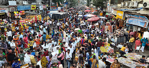 बाप्पाच्या सजावटीसाठी बाजार गर्दीने फुलला;माळा, विद्युत रोषणाई, पूजा साहित्य खरेदीसाठी झुंबड
